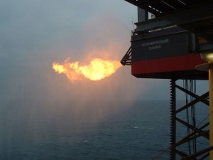 Gas wordt afgefakkeld op boorplatform